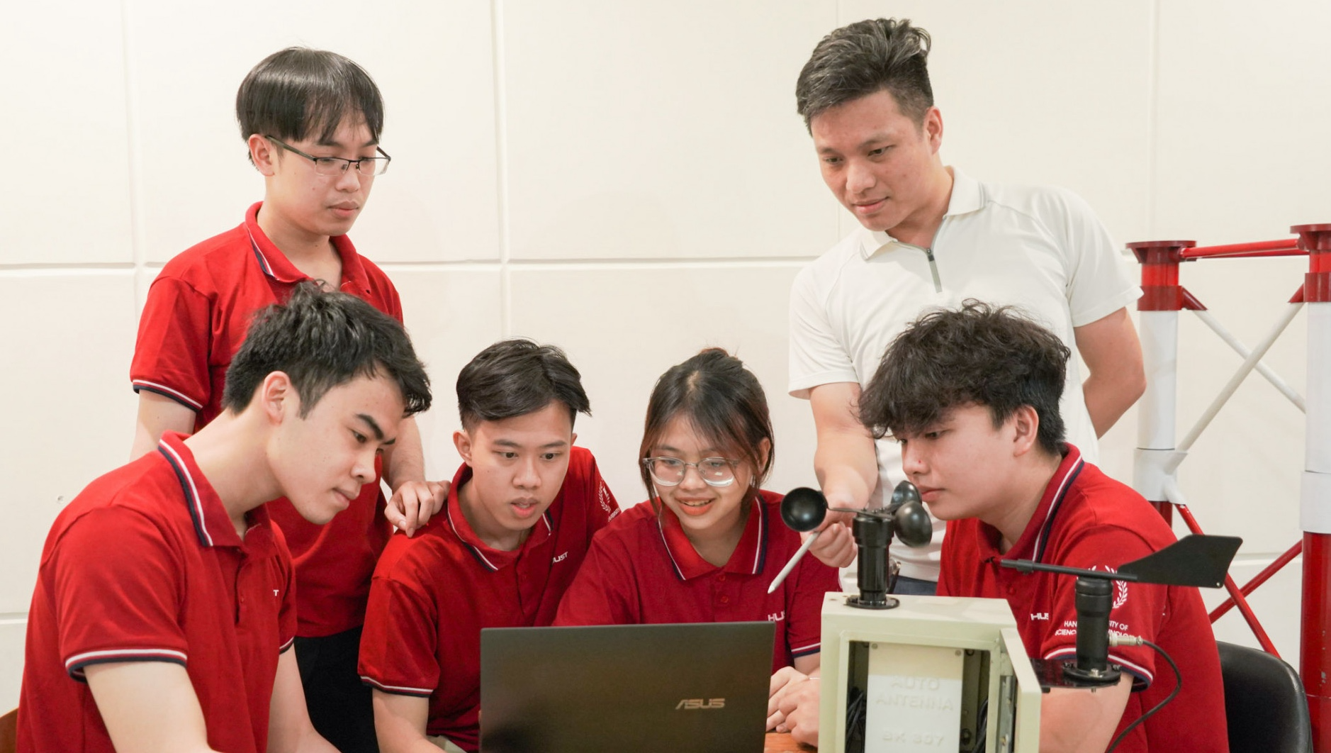 Điểm sàn xét tuyển vào loạt trường Kỹ thuật top đầu 2025 dao động từ 15-22 điểm. (Ảnh minh hoạ)