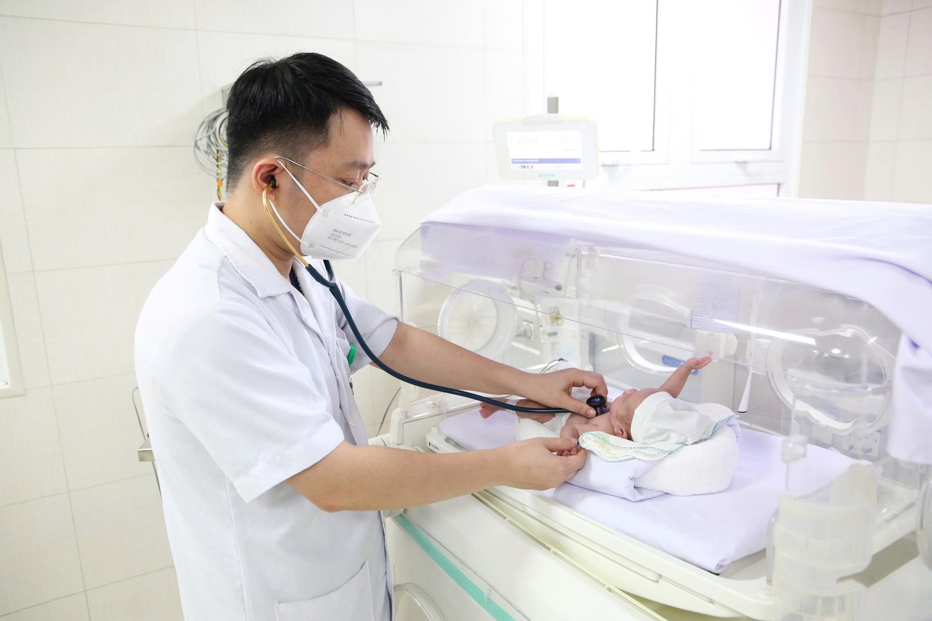 Bác sĩ chăm sóc cho trẻ sinh non. (Ảnh: Hà Nguyệt)