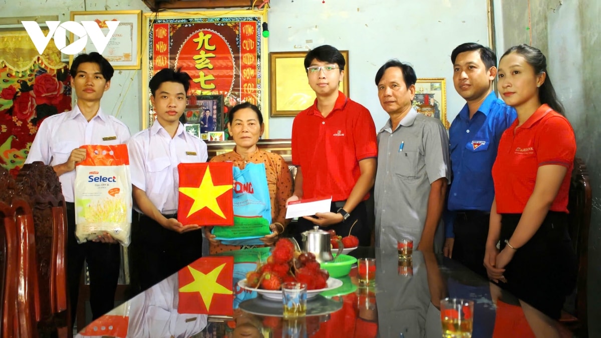 5.200 ngọn nến tri ân thắp sáng nghĩa trang liệt sĩ ở cần thơ hình ảnh 4 5.200 ngon nen tri an thap sang nghia trang liet si o can tho hinh anh 4