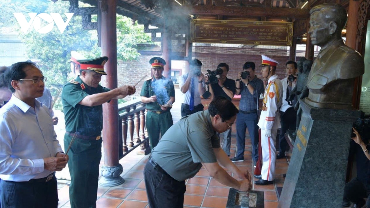 thu tuong pham minh chinh dang huong tuong niem Dai tuong nguyen chi thanh hinh anh 1