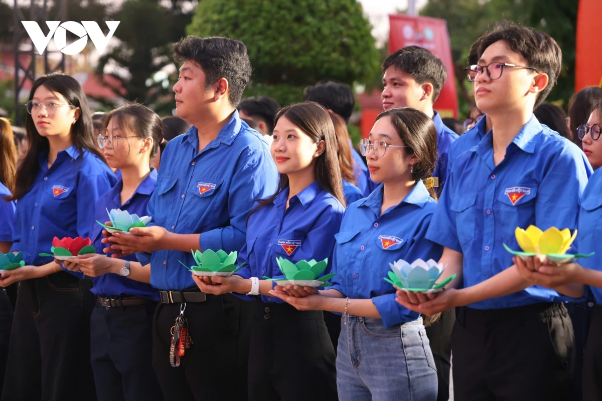 5.200 ngọn nến tri ân thắp sáng nghĩa trang liệt sĩ ở cần thơ hình ảnh 1 5.200 ngon nen tri an thap sang nghia trang liet si o can tho hinh anh 1