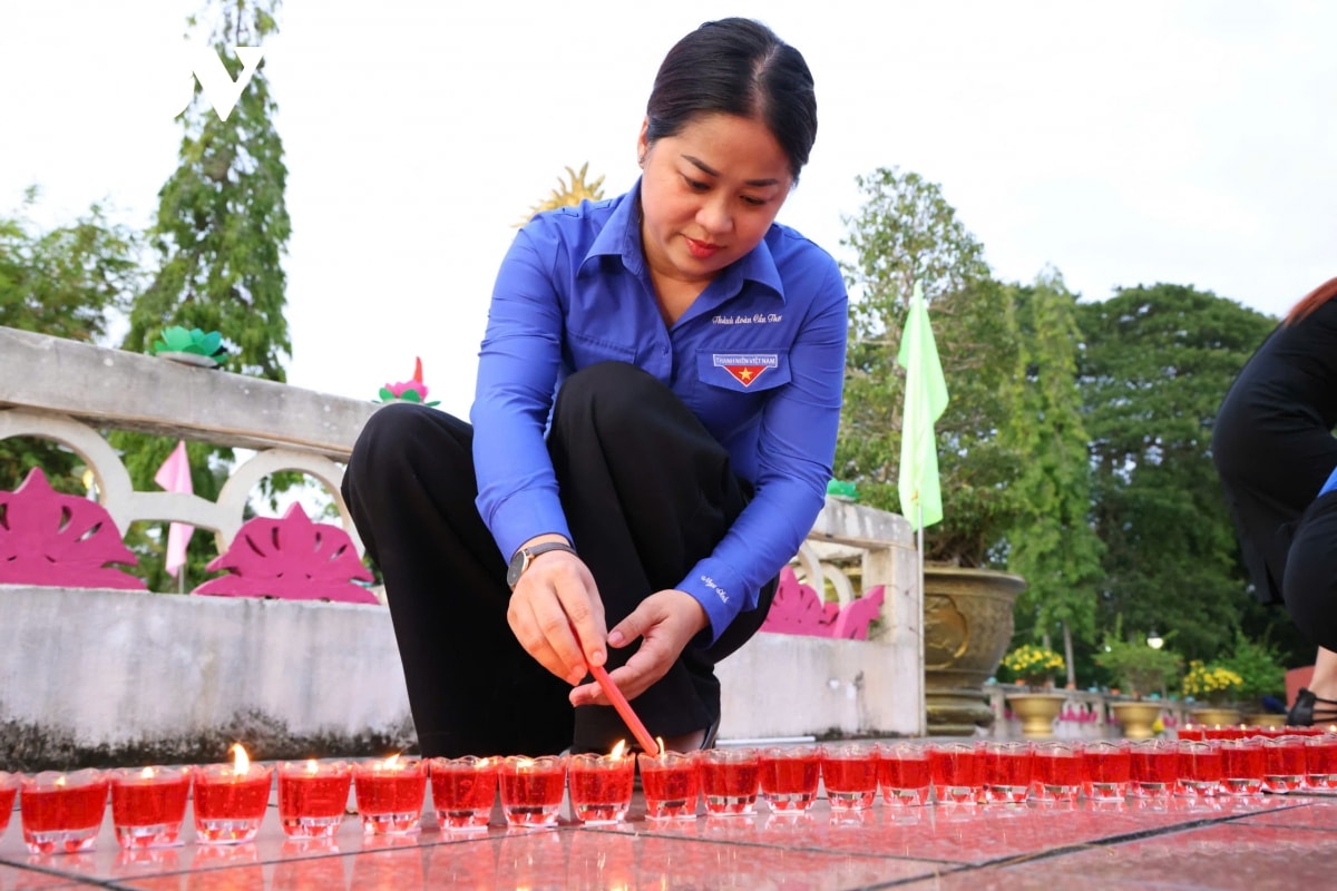 5.200 ngọn nến tri ân thắp sáng nghĩa trang liệt sĩ ở cần thơ hình ảnh 2 5.200 ngon nen tri an thap sang nghia trang liet si o can tho hinh anh 2