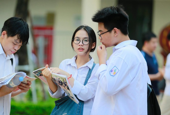 Trường đại học hạ điểm sàn, thí sinh cẩn trọng đặt nguyện vọng tránh trượt oan. (Ảnh minh hoạ)