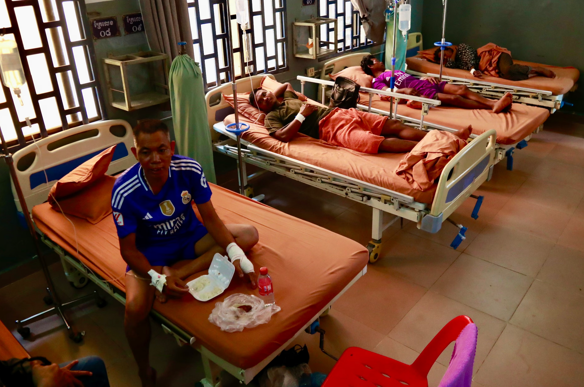 Nhiều người dân Campuchia bị thương trong cuộc giao tranh cũng đang được điều trị tại cơ sở y tế gần biên giới với Thái Lan nằm ở tỉnh Oddar Meanchey. (Ảnh: EPA)