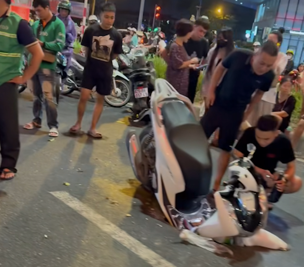 Xe máy đang lưu thông trên đường bất ngờ sụp hố ở Hà Nội.