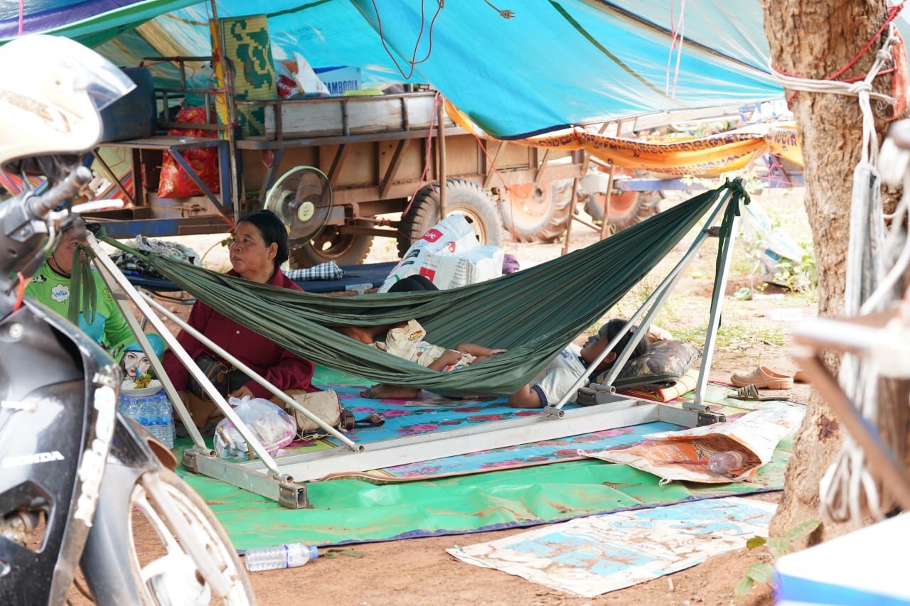 Bà In Chanthathep (72 tuổi) cho biết ở khu vực sơ tán không thực sự thoải mái, nhưng an toàn. Bà Chanthathep nhận được quần áo, gối và đang đăng ký nhận thêm chăn. “Ở đây còn tốt hơn ở nhà. Ít nhất thì ở đây tôi không nghe thấy tiếng nổ và yên tâm hơn”, bà Chanthathep nói. (Ảnh: Khmer Times)