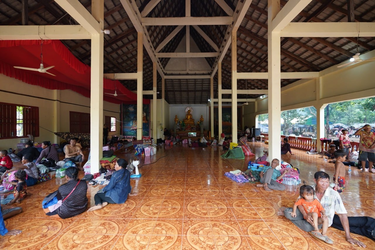 Người phát ngôn Bộ Quốc phòng Campuchia Maly Socheata cho biết có hơn 35.000 người dân bị ảnh hưởng trong cuộc xung đột tại biên giới với Thái Lan và họ đã được sơ tán đến nơi an toàn. Đồng thời, tỉnh Oddar Meanchey mở 6 địa điểm để tập kết người dân, trong đó có chùa Wat Bat Thkao. (Ảnh: Khmer Times)