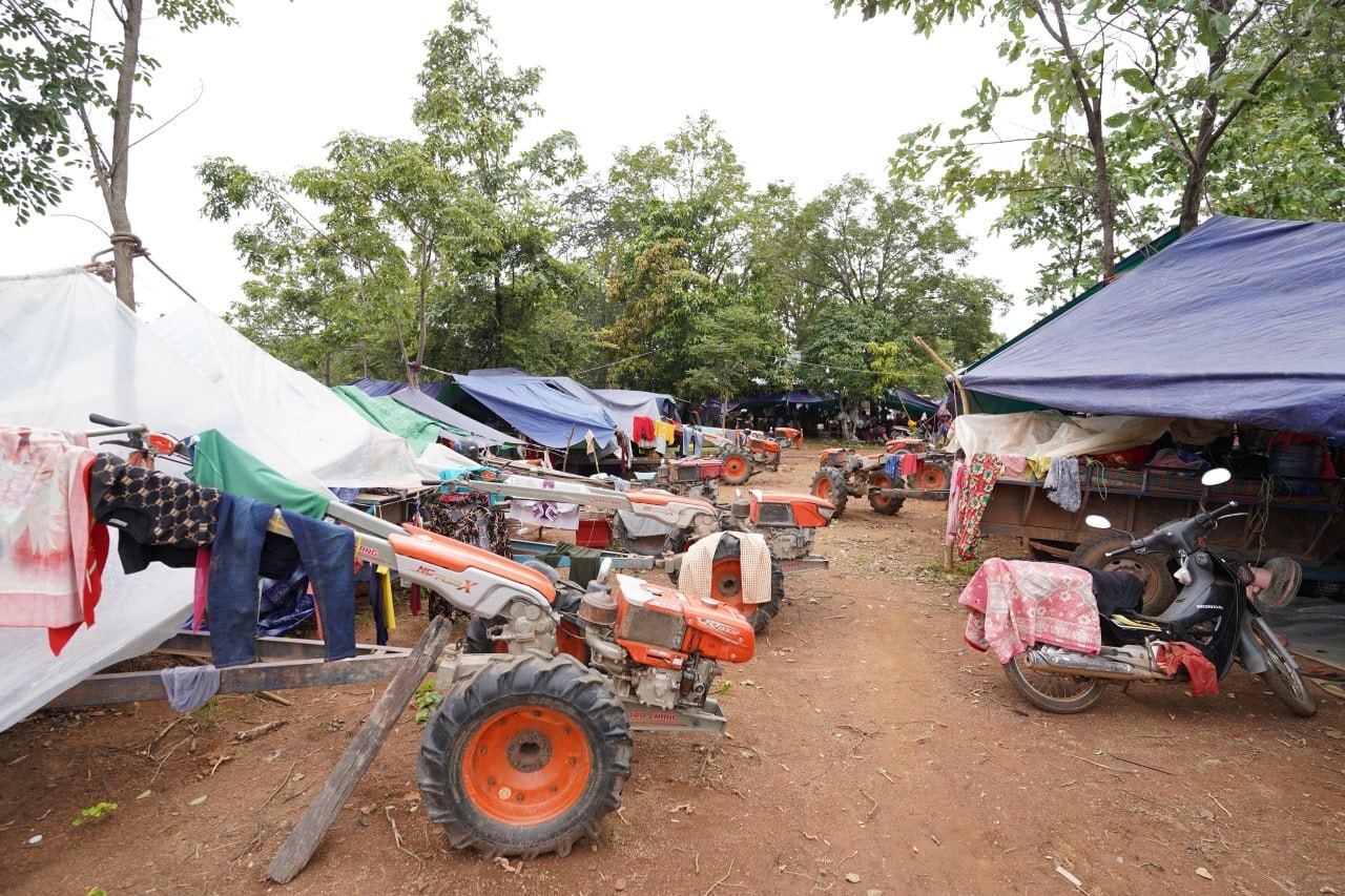 Người dân phải dựng các khu lều tạm bợ và sử dụng nhiều loại phương tiện dùng trong sản xuất hàng ngày để phơi đồ quần áo. (Ảnh: Khmer Times)