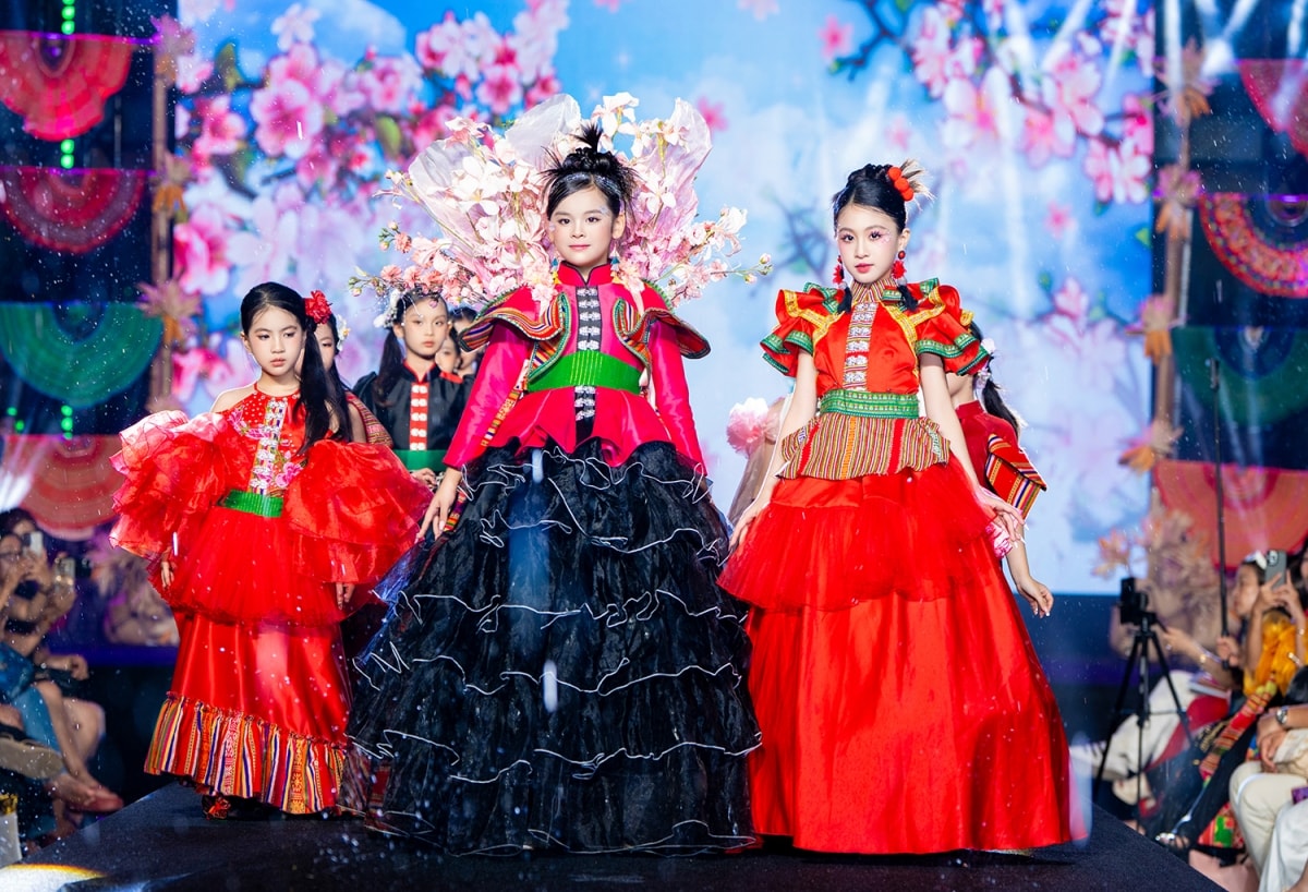 di san tay bac tho cam, khen moi, vay xoe ruc ro tren san catwalk hinh anh 2