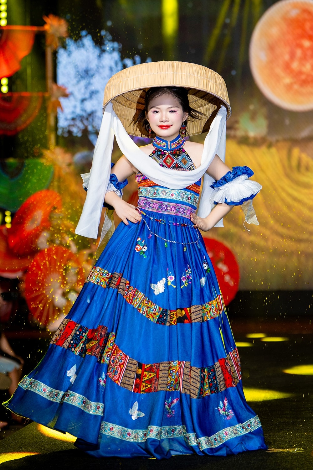 di san tay bac tho cam, khen moi, vay xoe ruc ro tren san catwalk hinh anh 3
