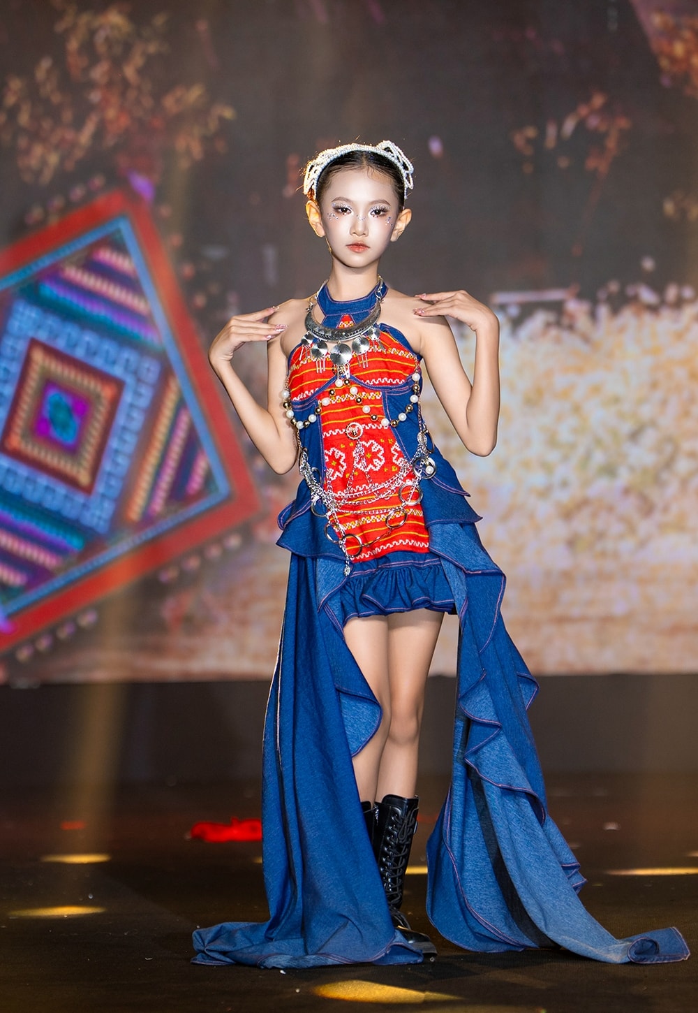 di san tay bac tho cam, khen moi, vay xoe ruc ro tren san catwalk hinh anh 5
