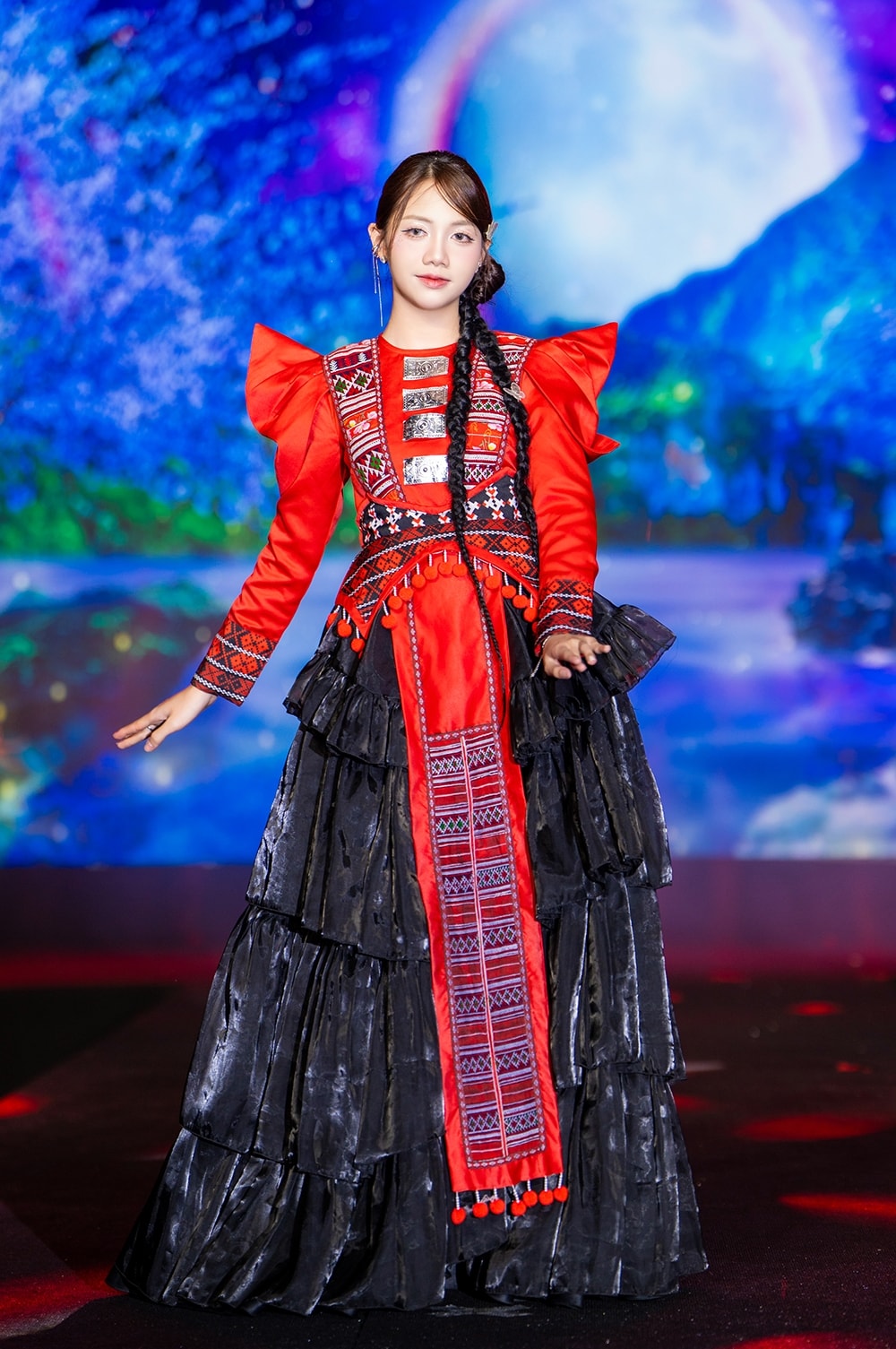 di san tay bac tho cam, khen moi, vay xoe ruc ro tren san catwalk hinh anh 6