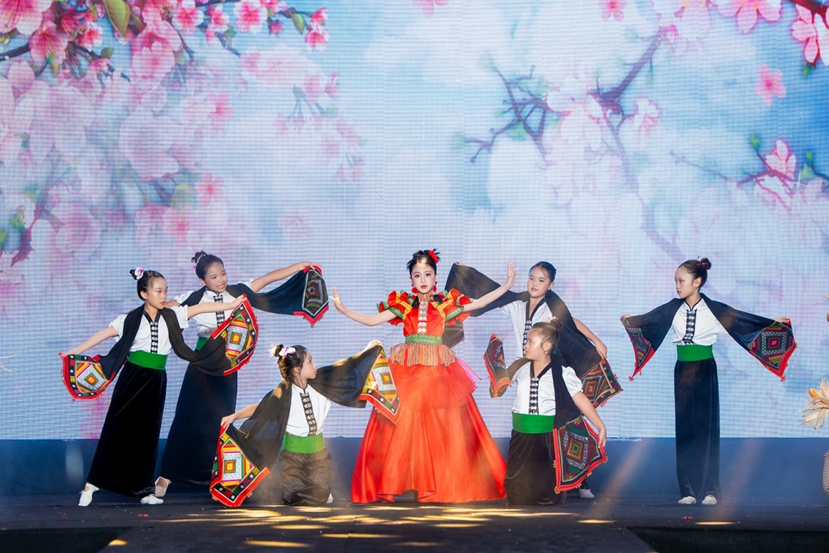 di sản tây bắc thổ cẩm, khèn môi, váy xòe rực rỡ trên sàn catwalk hình ảnh 1 di san tay bac tho cam, khen moi, vay xoe ruc ro tren san catwalk hinh anh 1