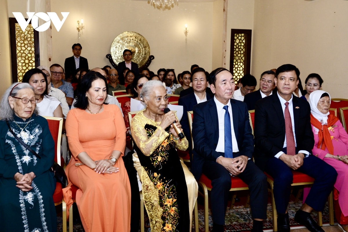 chủ tịch quốc hội gặp Đại sứ quán và cộng đồng người việt tại morocco hình ảnh 7 chu tich quoc hoi gap Dai su quan va cong dong nguoi viet tai morocco hinh anh 7