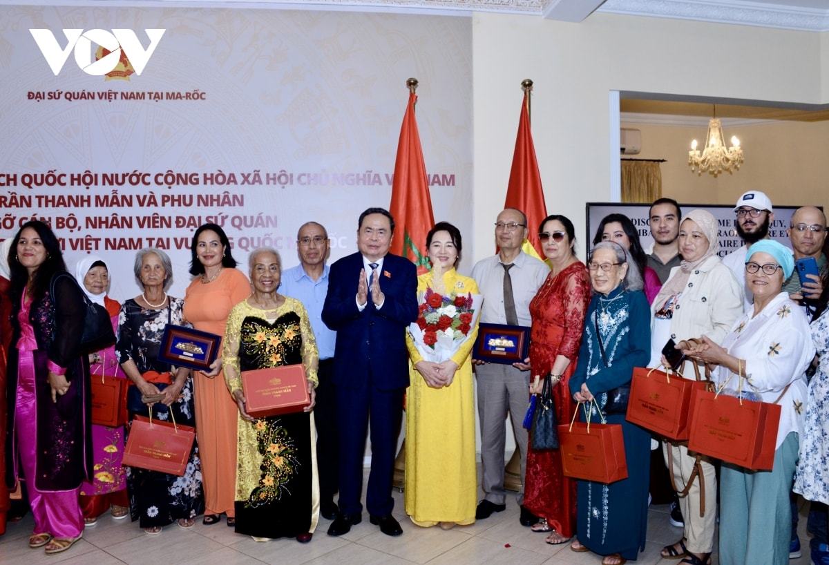 chủ tịch quốc hội gặp Đại sứ quán và cộng đồng người việt tại morocco hình ảnh 6 chu tich quoc hoi gap Dai su quan va cong dong nguoi viet tai morocco hinh anh 6