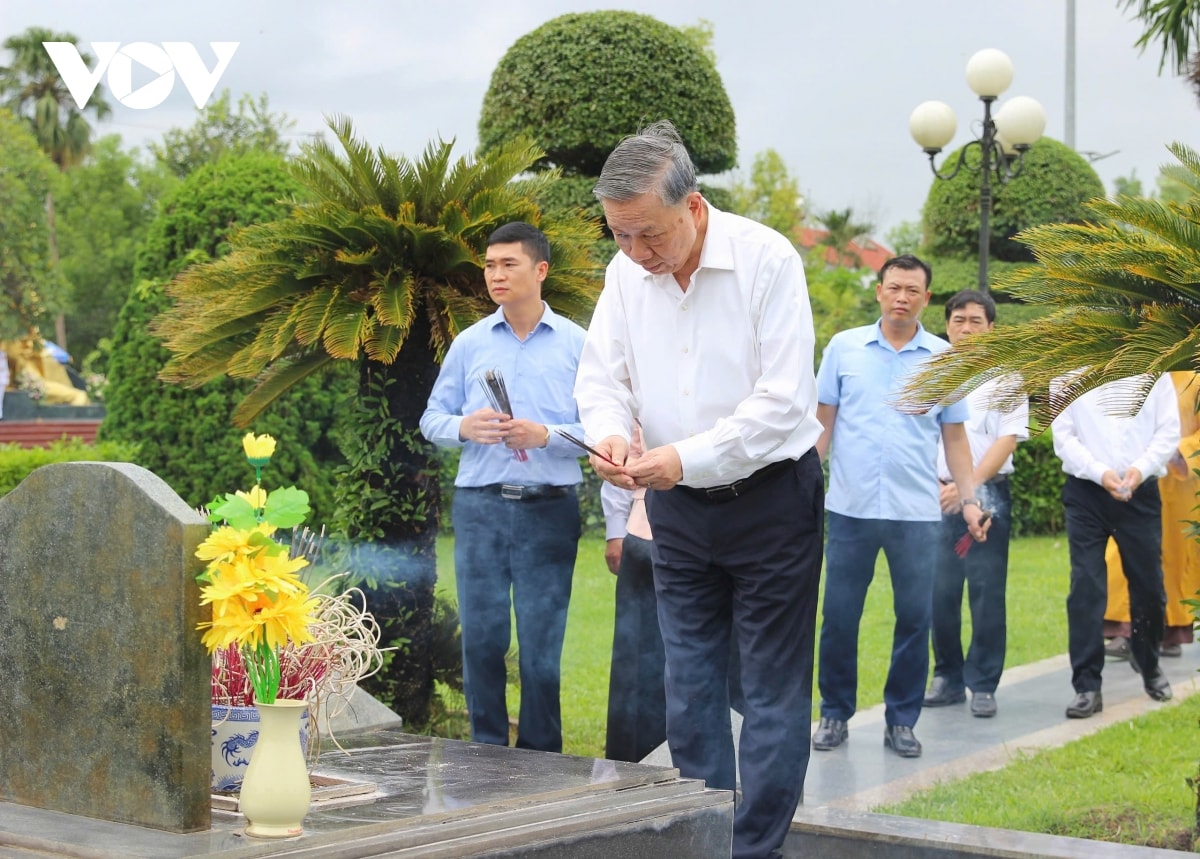 tong bi thu to lam dang huong tuong niem cac anh hung, liet si tai Dien bien hinh anh 1