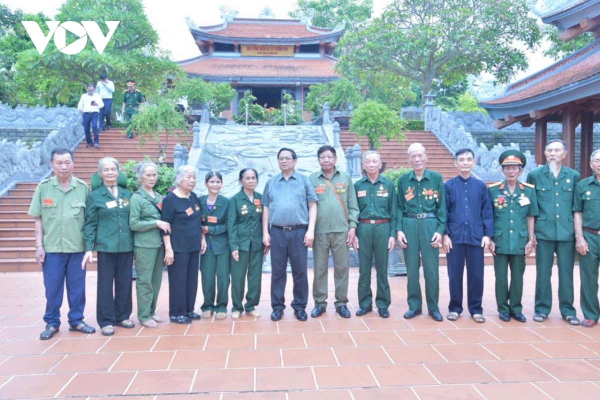 thủ tướng dâng hương tưởng niệm bác hồ và các anh hùng liệt sĩ tại quảng trị hình ảnh 5 thu tuong dang huong tuong niem bac ho va cac anh hung liet si tai quang tri hinh anh 5
