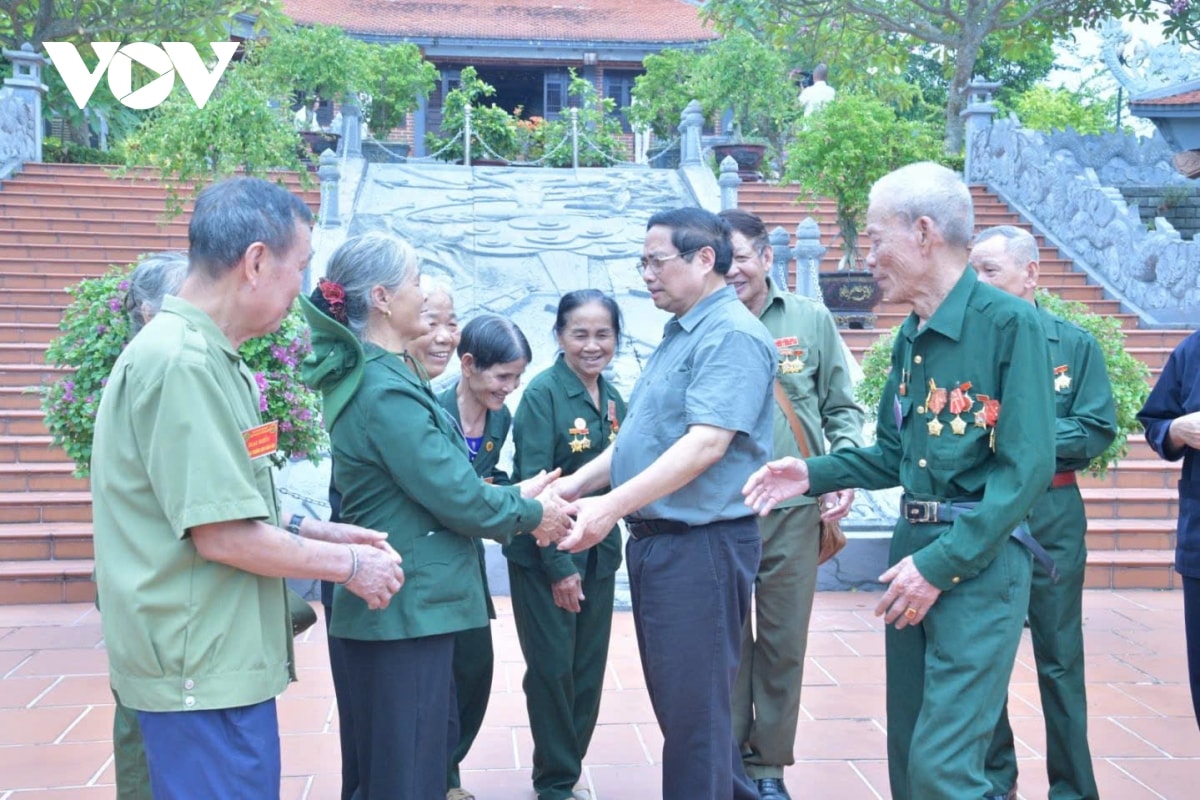 thủ tướng dâng hương tưởng niệm bác hồ và các anh hùng liệt sĩ tại quảng trị hình ảnh 4 thu tuong dang huong tuong niem bac ho va cac anh hung liet si tai quang tri hinh anh 4