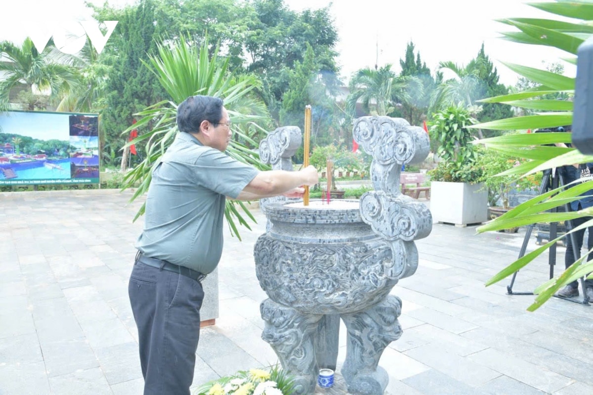 thủ tướng dâng hương tưởng niệm bác hồ và các anh hùng liệt sĩ tại quảng trị hình ảnh 2 thu tuong dang huong tuong niem bac ho va cac anh hung liet si tai quang tri hinh anh 2