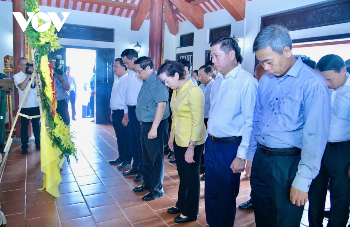thủ tướng dâng hương tưởng niệm bác hồ và các anh hùng liệt sĩ tại quảng trị hình ảnh 3 thu tuong dang huong tuong niem bac ho va cac anh hung liet si tai quang tri hinh anh 3