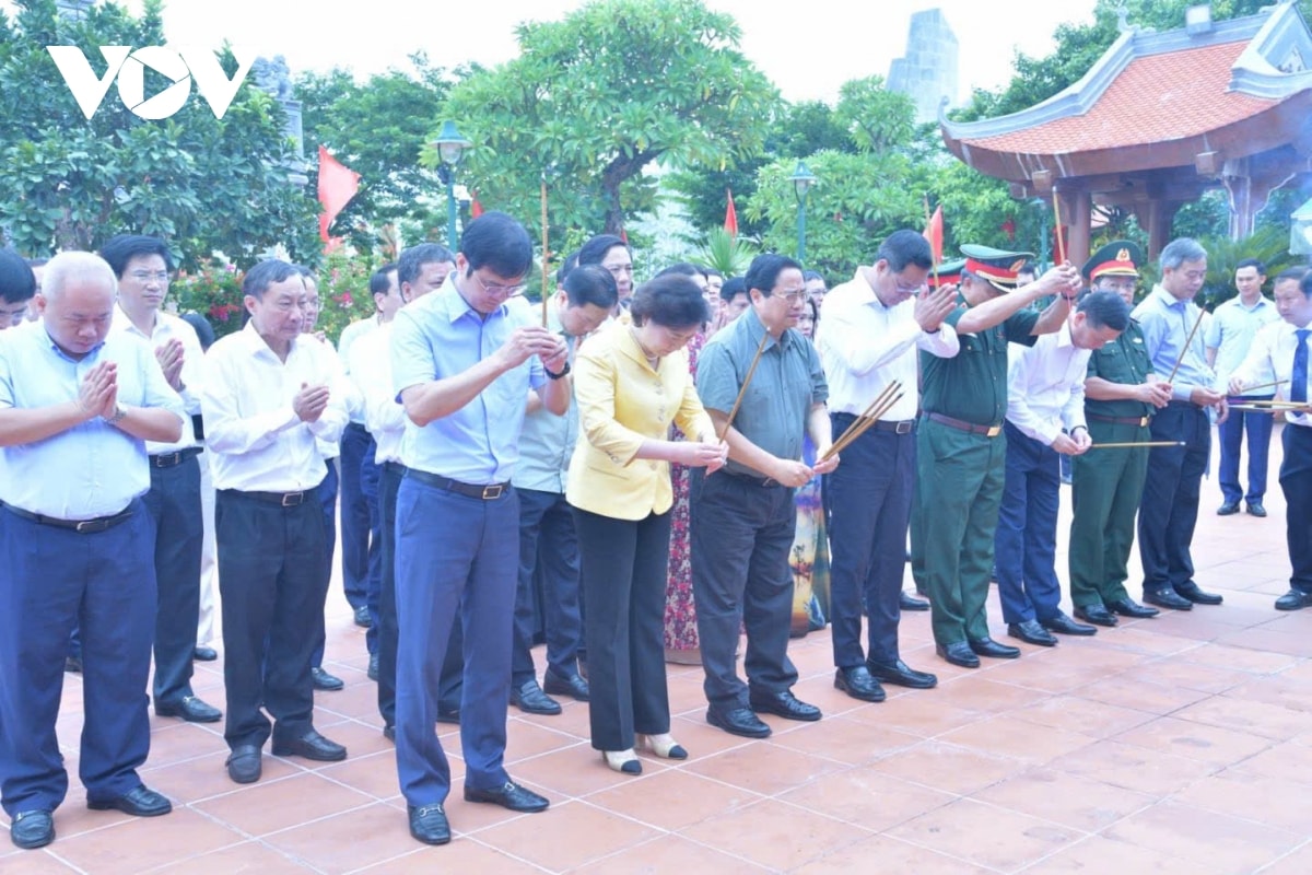 thủ tướng dâng hương tưởng niệm bác hồ và các anh hùng liệt sĩ tại quảng trị hình ảnh 1 thu tuong dang huong tuong niem bac ho va cac anh hung liet si tai quang tri hinh anh 1