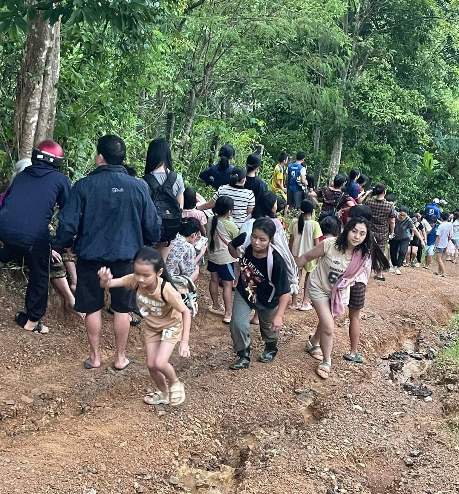 Hàng trăm người dân ở Tương Dương bỏ chạy tán loạn lên núi cao sau khi nghe tin đồn thất thiệt vỡ đập thủy điện.