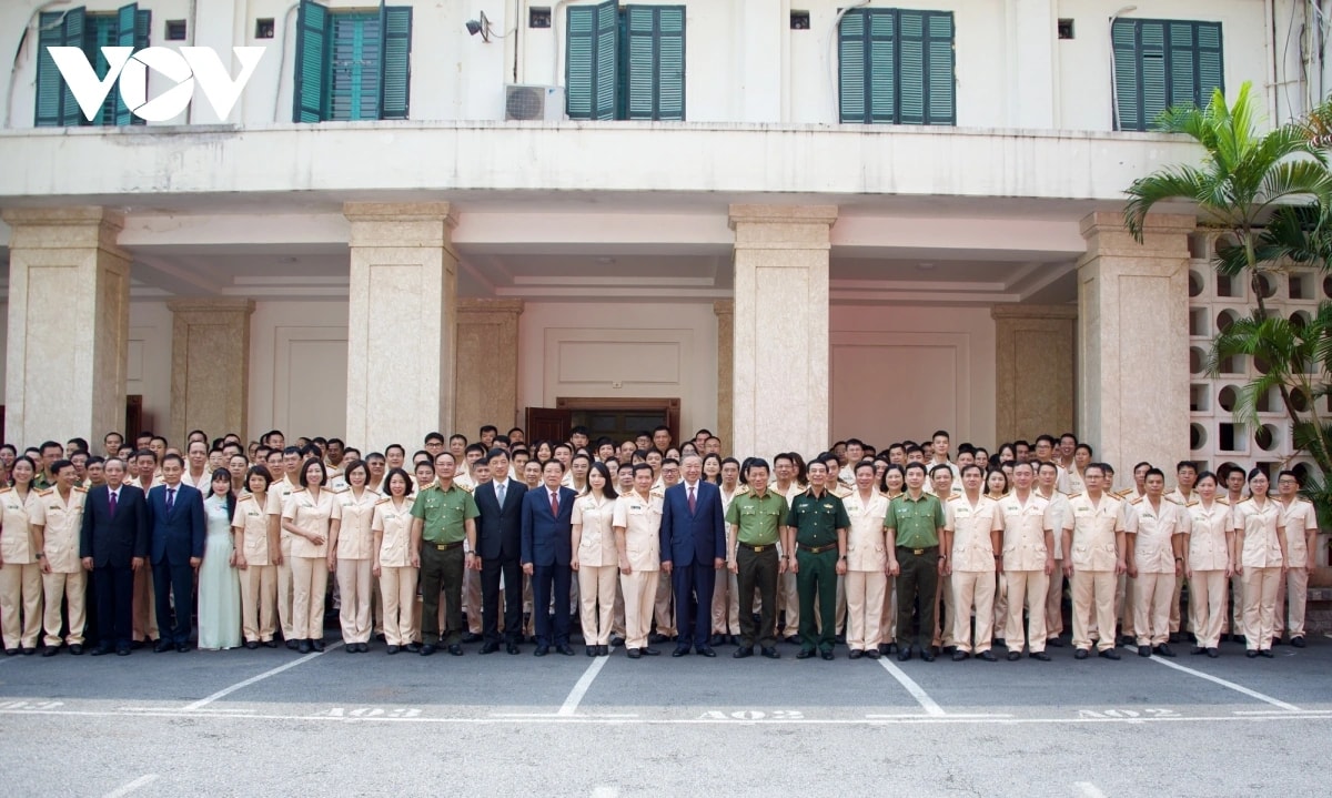 Tổng Bí thư Tô Lâm chụp ảnh lưu niệm cùng cán bộ, chiến sĩ Cục An ninh chính trị nội bộ, Bộ Công an.