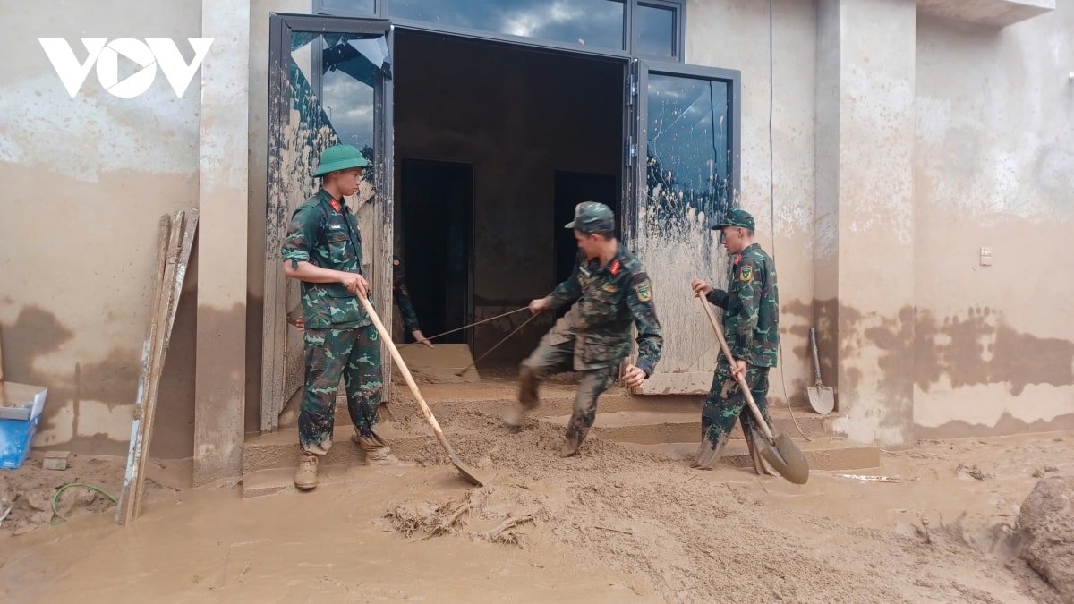 bo doi vuot lu, tiep te luong thuc va giup do ba con vung thien tai son la hinh anh 10