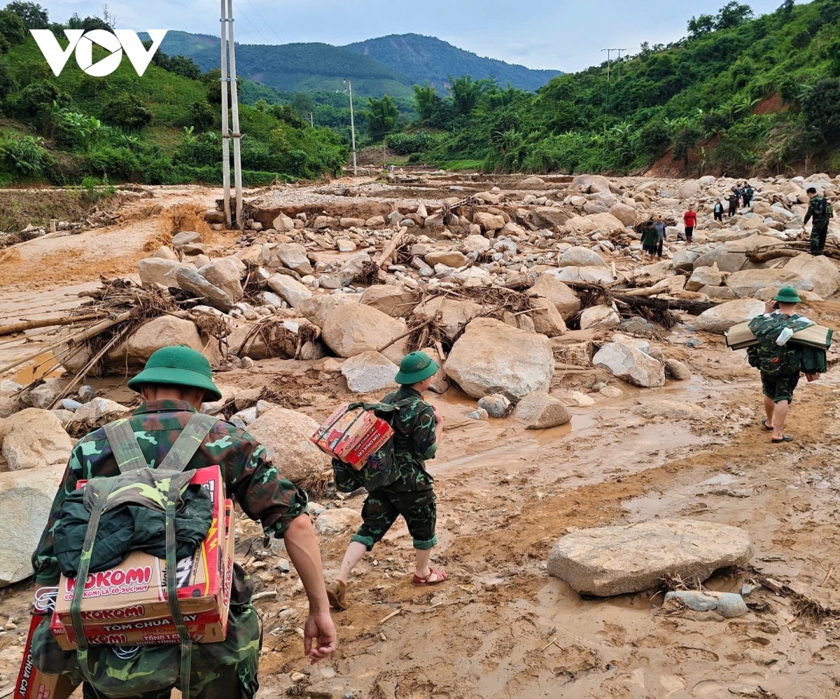 bo doi vuot lu, tiep te luong thuc va giup do ba con vung thien tai son la hinh anh 1