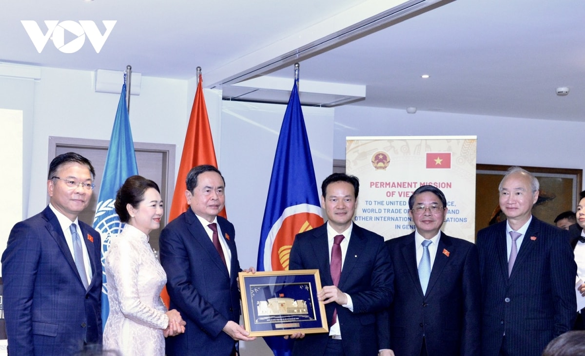chu tich quoc hoi gap go cong dong nguoi viet nam tai thuy si hinh anh 4