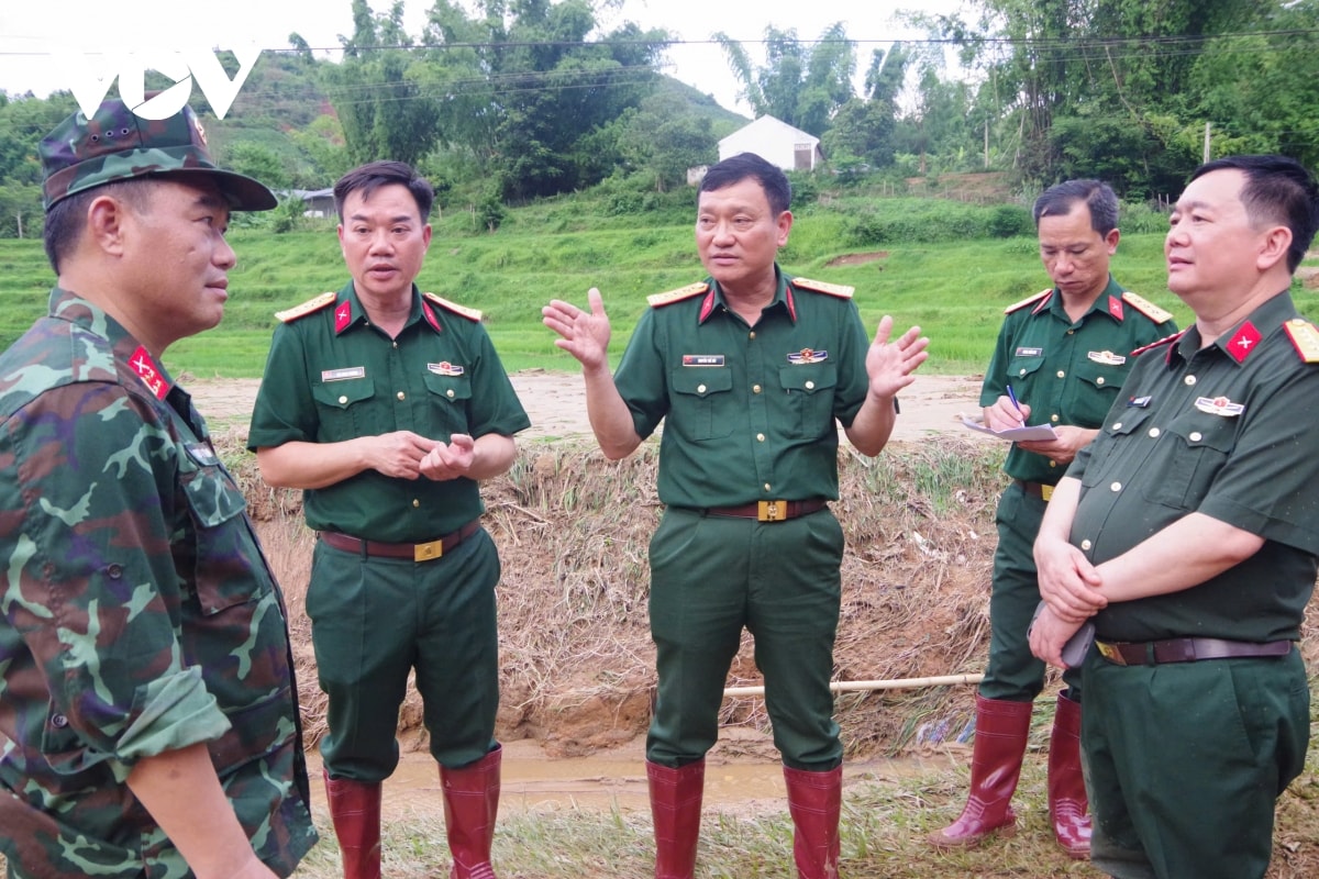 bo doi vuot lu, tiep te luong thuc va giup do ba con vung thien tai son la hinh anh 2