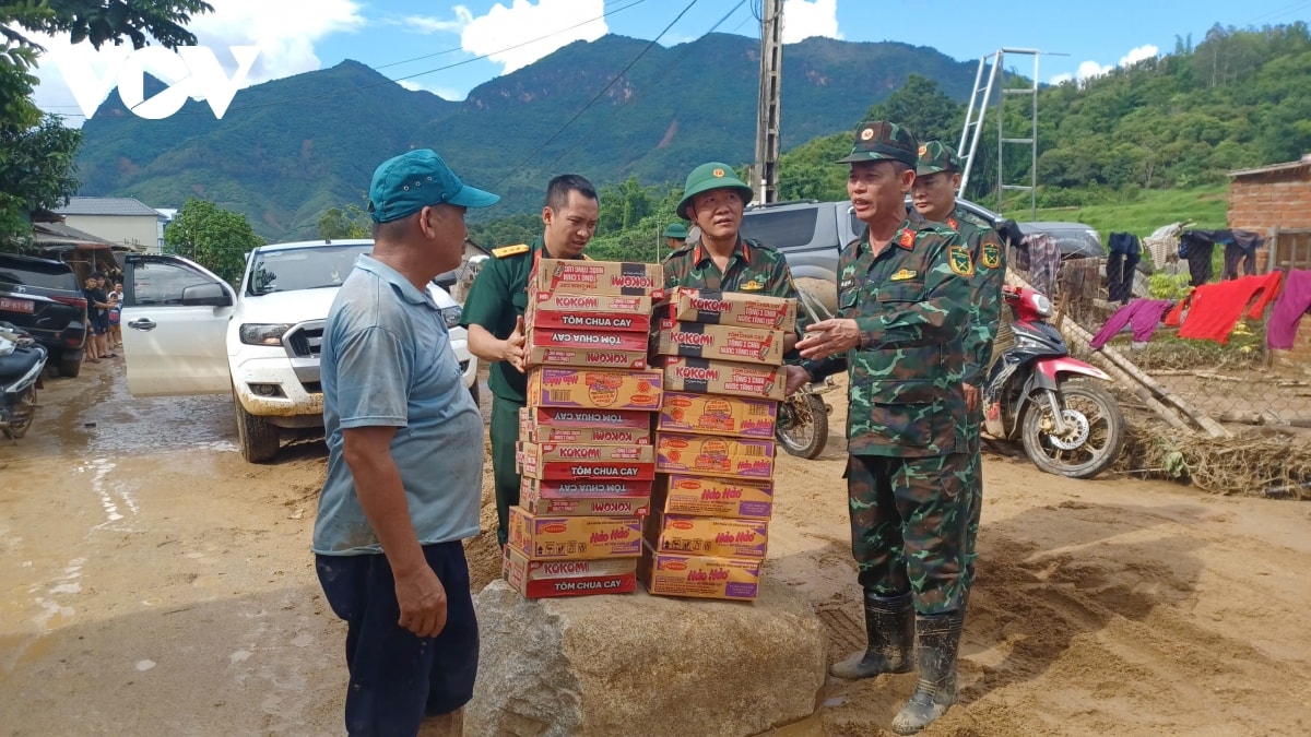bo doi vuot lu, tiep te luong thuc va giup do ba con vung thien tai son la hinh anh 3