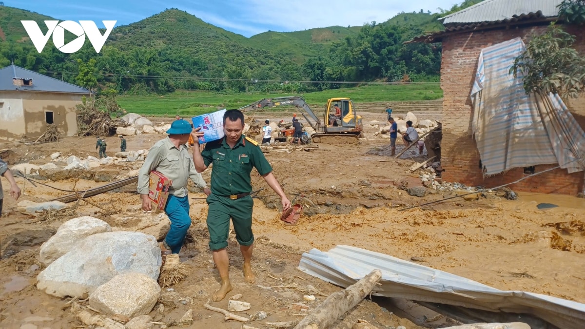 bo doi vuot lu, tiep te luong thuc va giup do ba con vung thien tai son la hinh anh 4