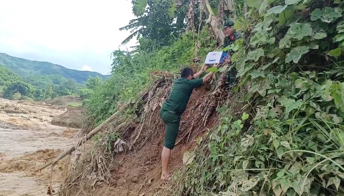 bo doi vuot lu, tiep te luong thuc va giup do ba con vung thien tai son la hinh anh 6