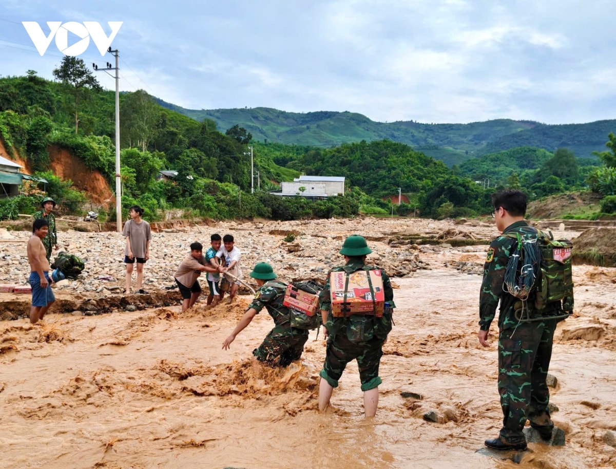 bo doi vuot lu, tiep te luong thuc va giup do ba con vung thien tai son la hinh anh 7