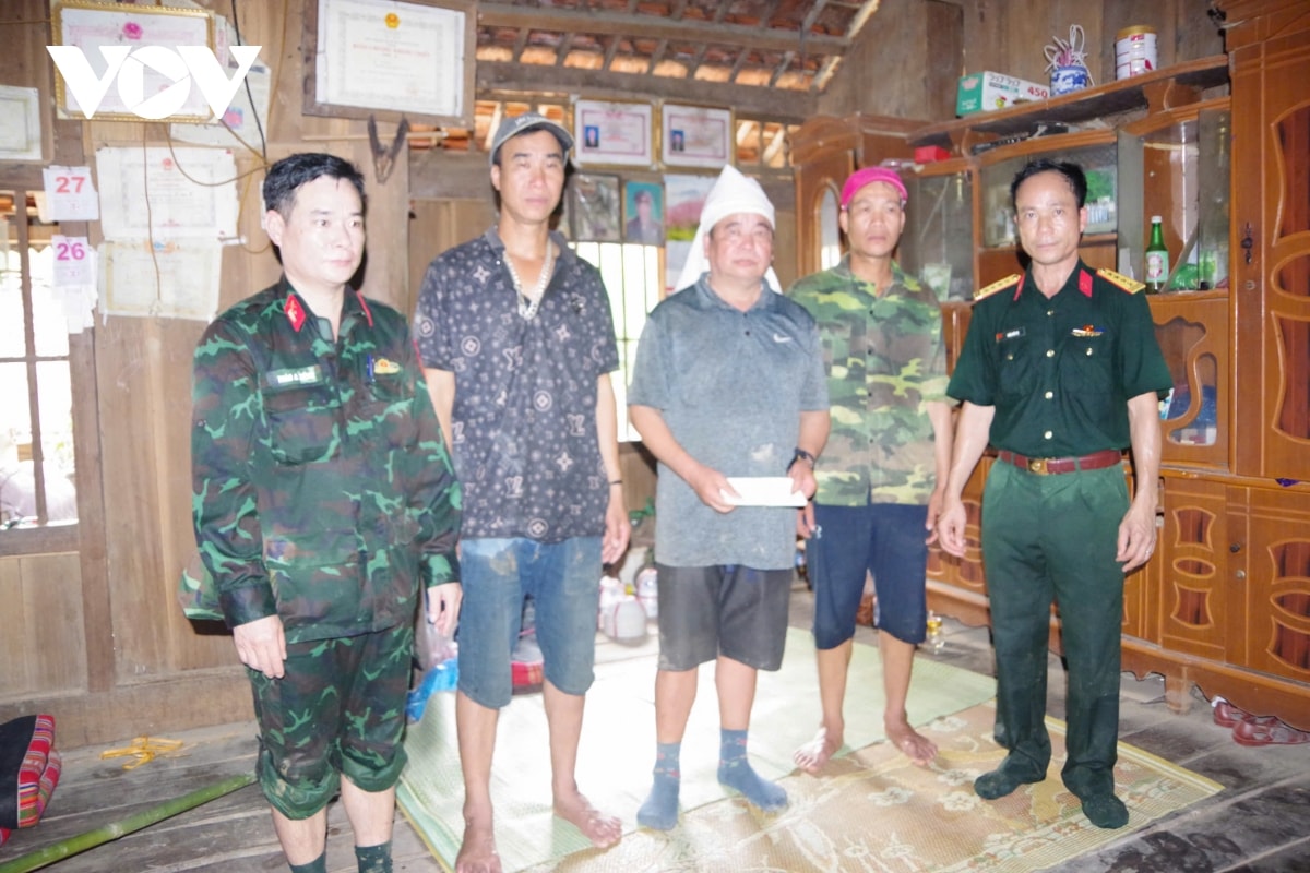 bo doi vuot lu, tiep te luong thuc va giup do ba con vung thien tai son la hinh anh 8
