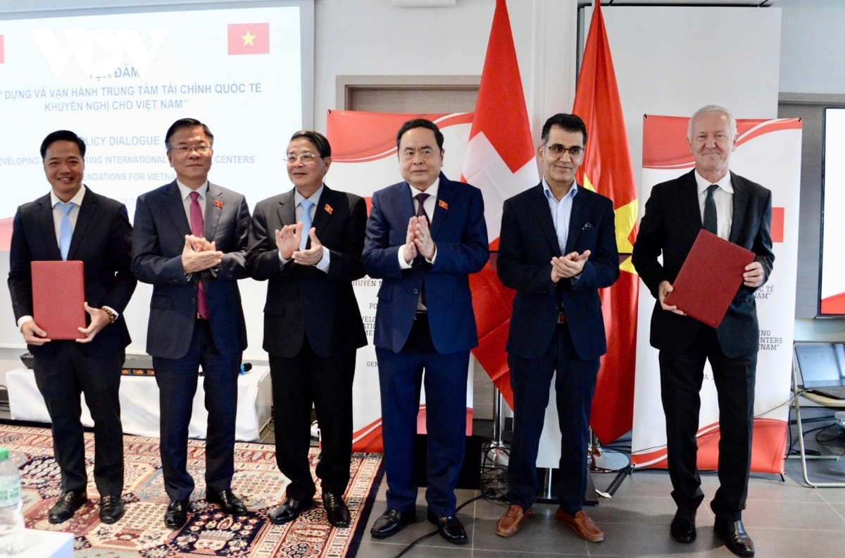 chủ tịch quốc hội dự tọa đàm xây dựng, vận hành trung tâm tài chính quốc tế hình ảnh 3 chu tich quoc hoi du toa dam xay dung, van hanh trung tam tai chinh quoc te hinh anh 3