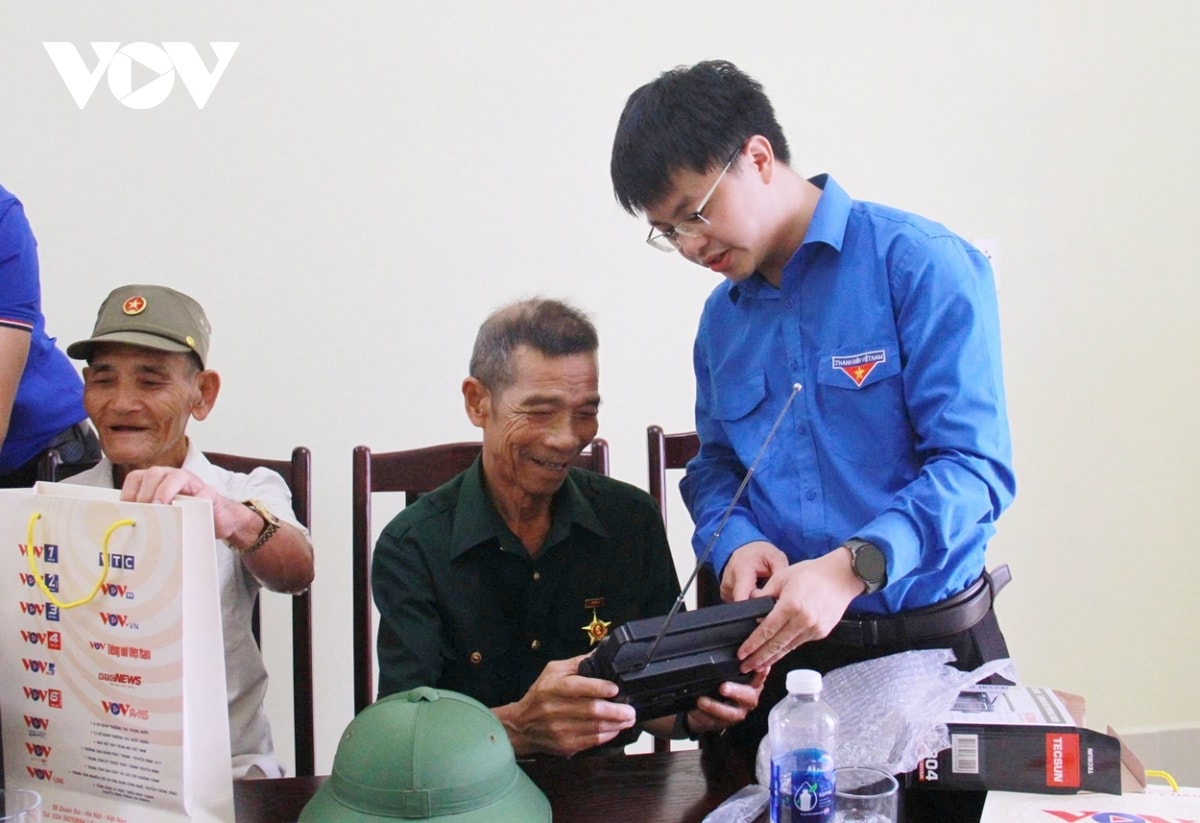Doan thanh nien vov tri an cac anh hung liet sy, thuong binh, nguoi co cong hinh anh 2
