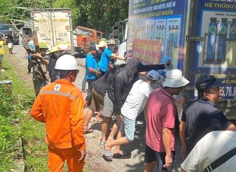Người dân chung tay khắc phục vụ tai nạn