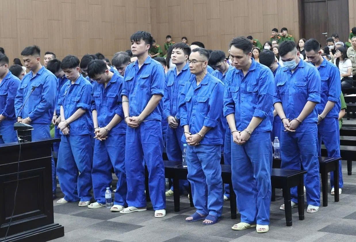 Trần Hồng Tiến (đeo kính) và các đồng phạm tại toà.