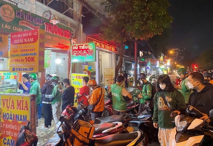 Tài xế xe máy công nghệ tại TP.HCM được hưởng một loạt ưu đãi tài chính để chuyển từ xe xăng sang xe máy điện.