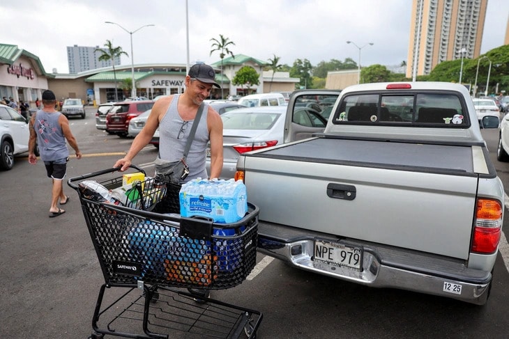 Một cư dân ở Honolulu (Hawaii) chất nước và các vật dụng khác vào xe sau thông tin cảnh báo sóng thần. (Ảnh: Reuters)