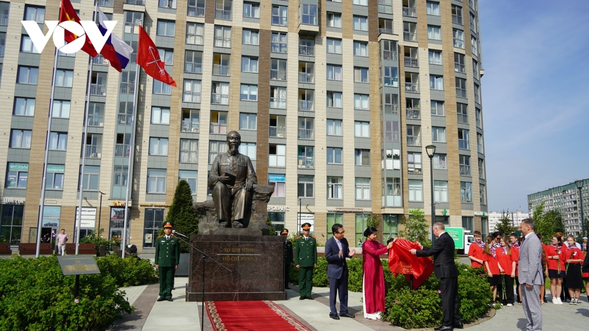 phu nhân ngô phương ly tham dự lễ khánh thành quảng trường hồ chí minh tại st.petersburg hình ảnh 1 phu nhan ngo phuong ly tham du le khanh thanh quang truong ho chi minh tai st.petersburg hinh anh 1