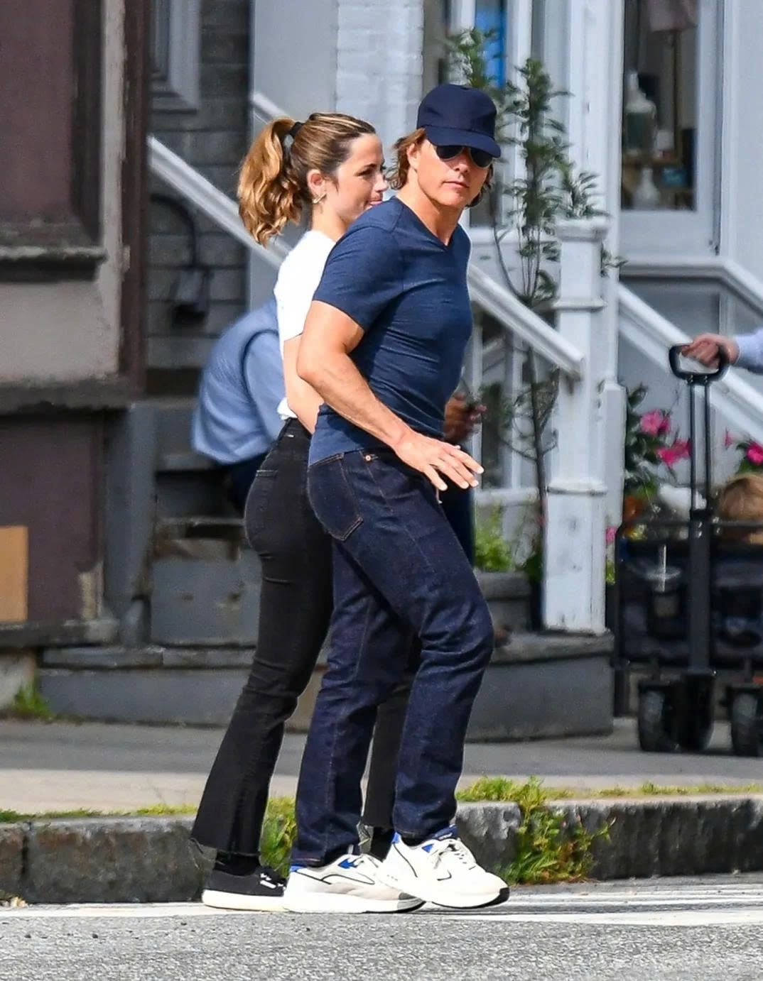 tom cruise công khai nắm tay tình tứ ana de armas hình ảnh 1 tom cruise cong khai nam tay tinh tu ana de armas hinh anh 1