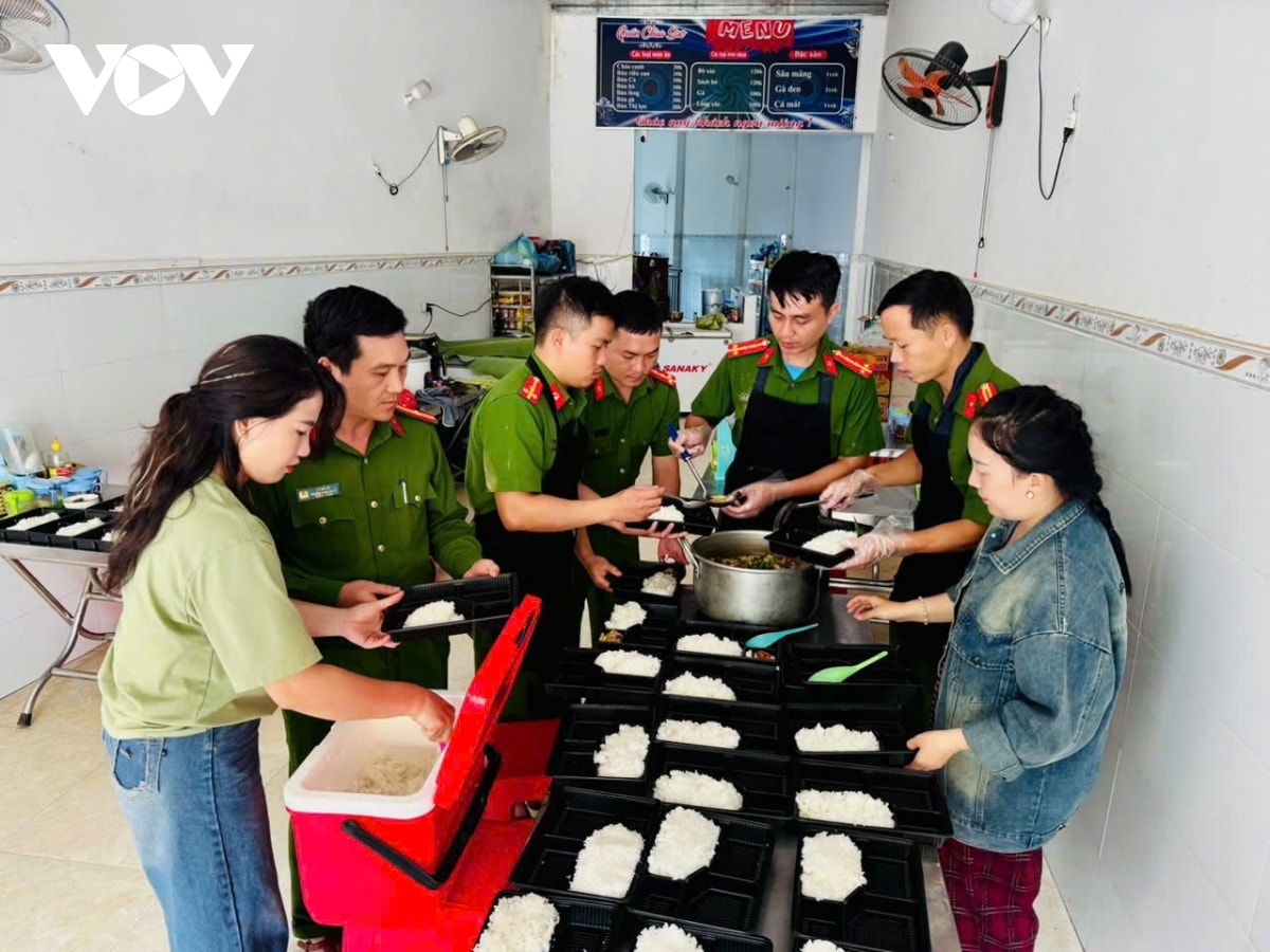 người dân vùng lũ khó khăn chồng chất tại nghệ an hình ảnh 2 nguoi dan vung lu kho khan chong chat tai nghe an hinh anh 2