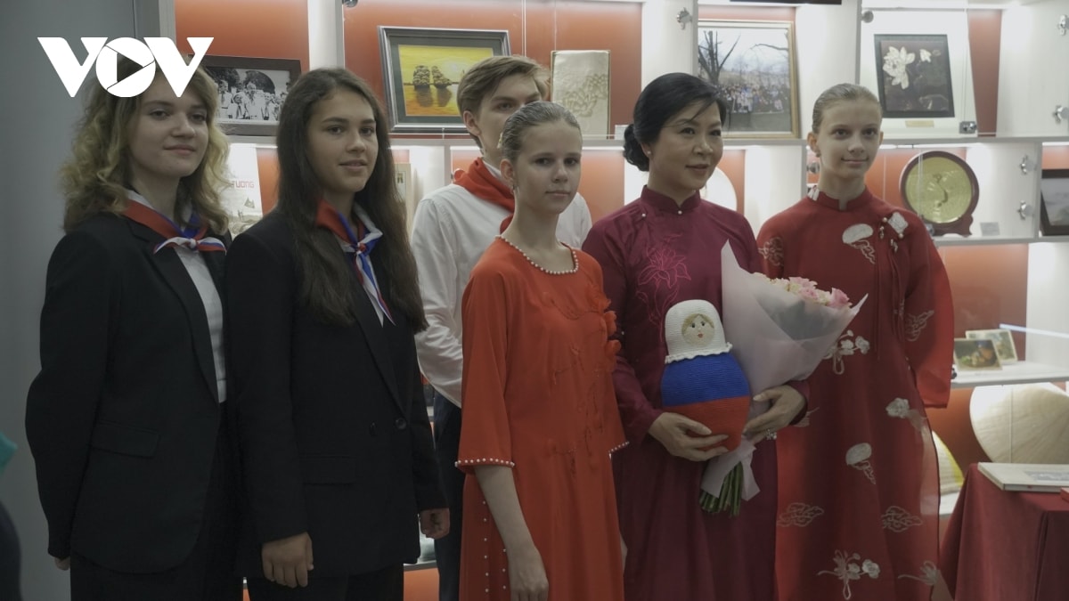 phu nhân ngô phương ly tham dự lễ khánh thành quảng trường hồ chí minh tại st.petersburg hình ảnh 5 phu nhan ngo phuong ly tham du le khanh thanh quang truong ho chi minh tai st.petersburg hinh anh 5