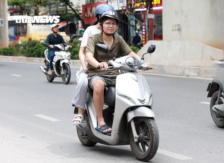 Khi hạ tầng trạm sạc và đổi pin xe được phủ sóng rộng rãi, người dân sẽ dễ dàng chuyển đổi phương tiện hơn. (Ảnh minh họa: Chí Hiếu)