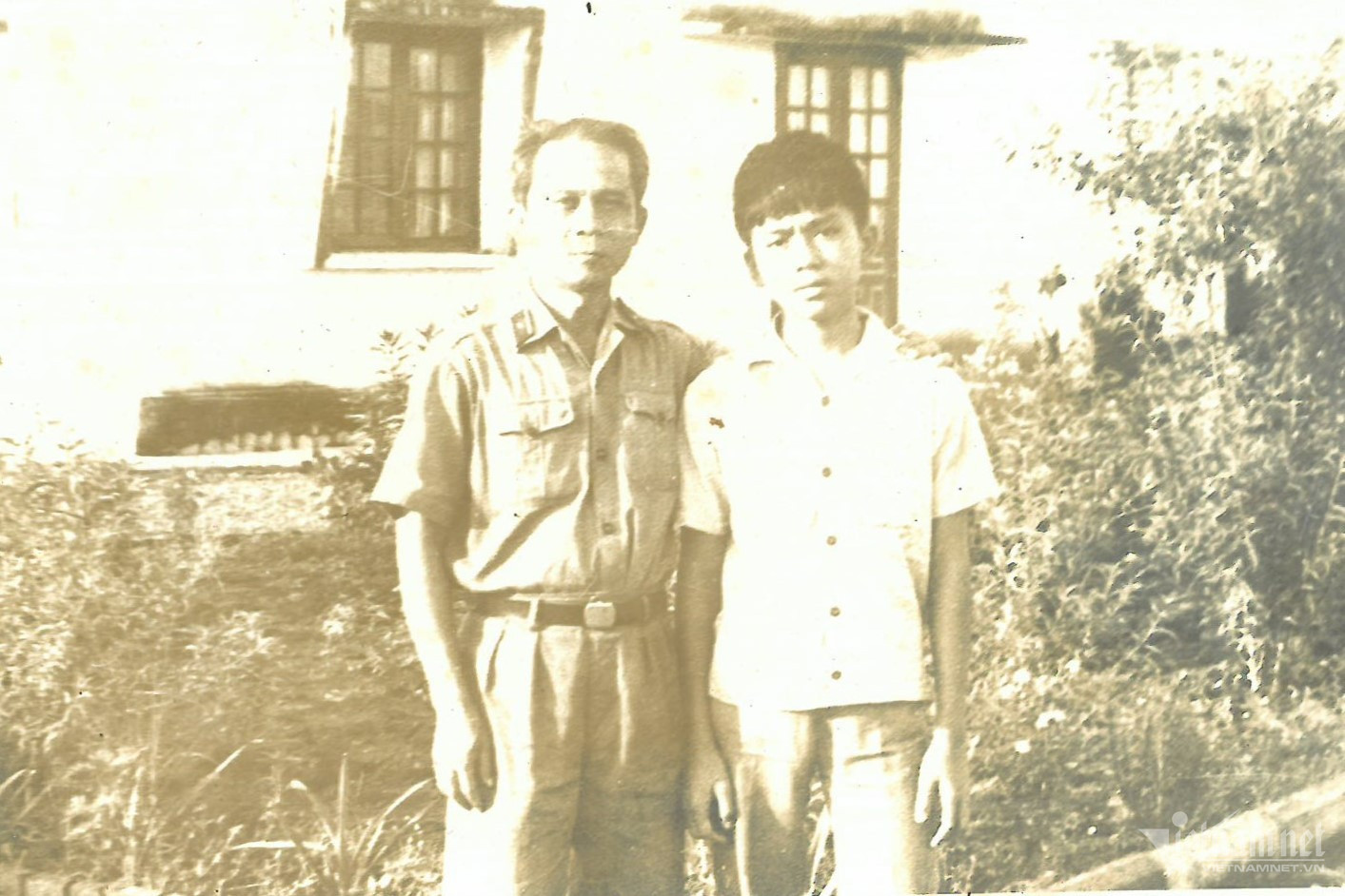 Ông Hoàng Nam Tiến và ba - Thiếu tướng Hoàng Đan, trong một mùa hè quân đội những năm 1980.