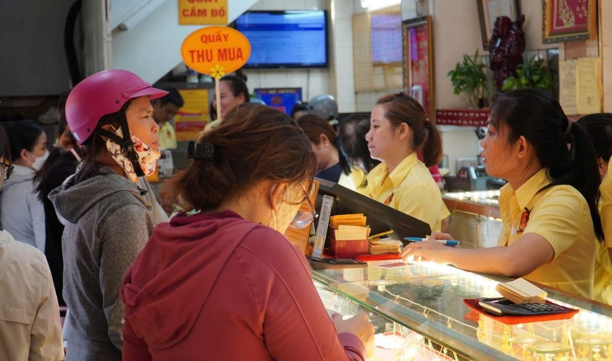 bán vàng bình ổn để giảm chênh lệch giá vàng trong nước - thế giới hình ảnh 1 ban vang binh on de giam chenh lech gia vang trong nuoc - the gioi hinh anh 1