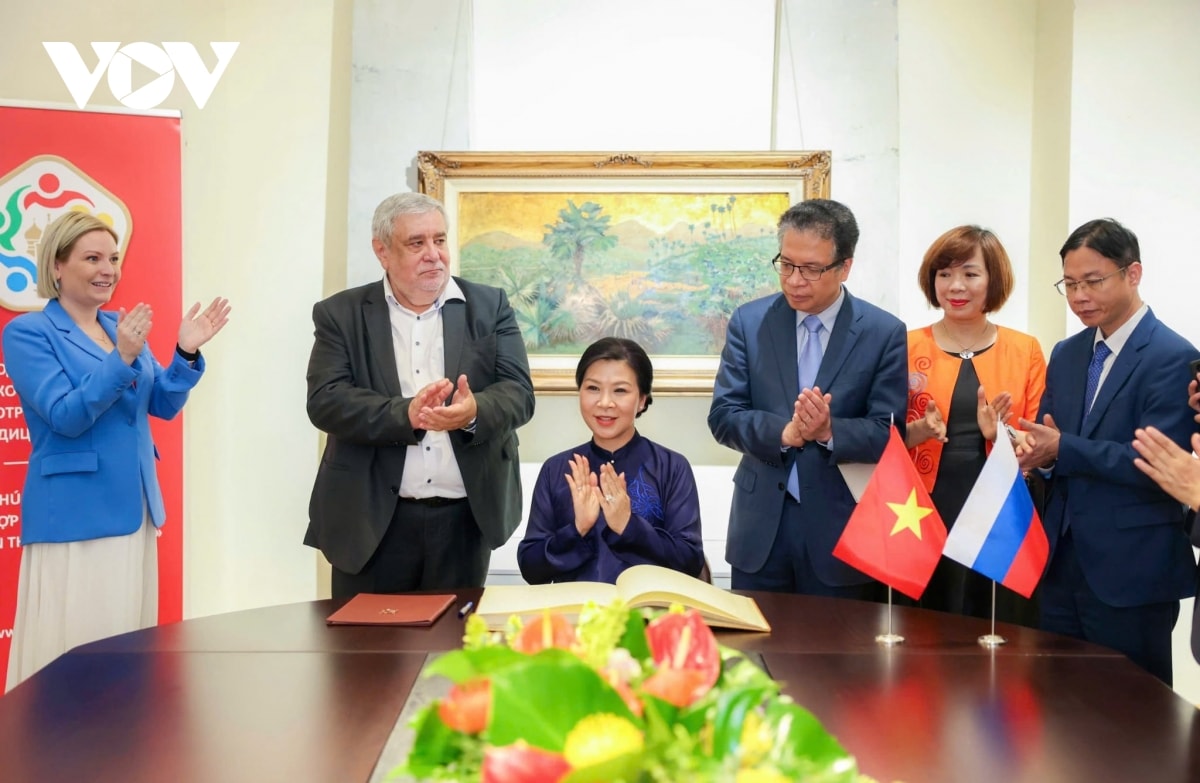phu nhan ngo phuong ly du khai mac trien lam tranh son mai viet nam tai nga hinh anh 2